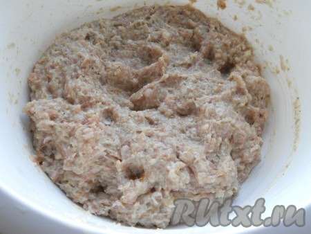 Мясной фарш хорошо вымесить и несколько раз отбить о дно миски (для это фарш надо брать в руки и бросать на дно миску, повторить эту процедуру нужно несколько раз). Благодаря отбиванию усилятся связующие свойства фарша.