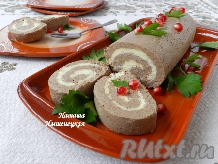 Вкусный, мягкий рулет из куриной печени с нежной начинкой из яиц и сыра нарезать на части и подать к повседневному или праздничному столу.