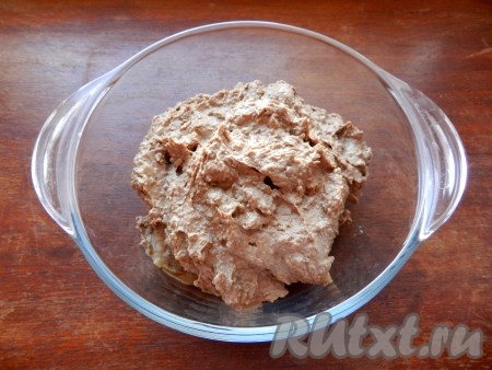 Готовую печень остудить, переложить в блендер и пюрировать. Паштет не должен получиться слишком жидким, чтобы в дальнейшем держать форму, но и слишком густым он быть не должен, иначе рулет будет сухим.