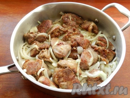 Обжарить лук вместе с печенью, иногда перемешивая. Сильно зажаривать лук не нужно, чтобы не испортить нежный вкус паштета. Лук должен стать мягким, но при этом он не должен подрумяниться.