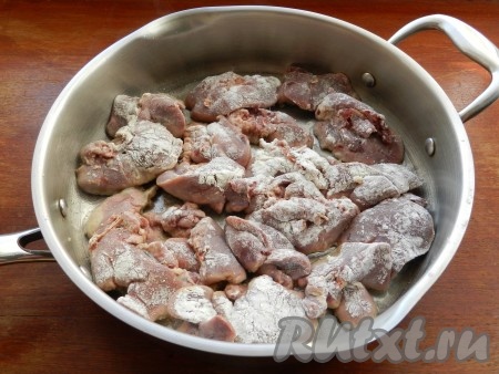 Куриную печень вымыть, очистить от плёнок, немного обсушить. Обвалять каждый кусочек печёнки в муке со всех сторон. В сковороде разогреть растительное масло и обжарить печень на среднем огне в течение 2-3 минут, периодически переворачивая.