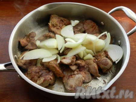 Очищенный лук нарезать на тонкие полукольца, добавить его в сковороду к печени, перемешать.