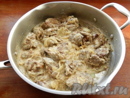 Затем к куриной печени, обжаренной с луком, добавить соль, чёрный молотый перец, по желанию, щепотку мускатного ореха, выложить сметану. Перемешать и готовить на медленном огне под крышкой в течение 7-8 минут (до готовности печени), периодически перемешивая. Для того чтобы убедиться, что печёнка готова, просто разрежьте кусочек ножом, если в разрезе нет примесей крови, значит куриная печень готова.