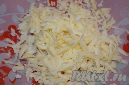 Сыр тоже натереть на крупной тёрке.