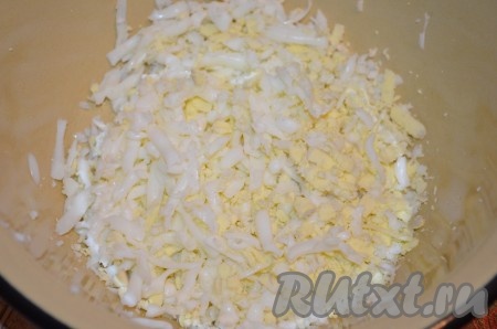 Яйца отварить в течение 10 минут с момента закипания воды, остудить их полностью, очистить. Натереть яйца на крупной тёрке.