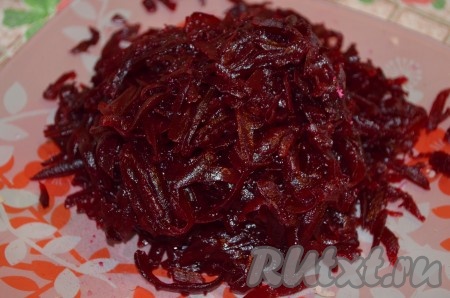 Свеклу вымыть, не очищая от кожуры, выложить в кастрюлю, залить полностью водой и отварить до готовности (в зависимости от размера свеклы на варку обычно требуется 50-70 минут, готовые корнеплоды будут легко прокалываться вилкой). Отваренную свеклу переложить на тарелку, полностью остудить и очистить. Натереть  свеклу на крупной тёрке.