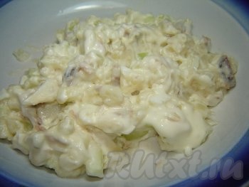 Картофель сварить с кожурой, затем остудить и почистить. Мясо сварить и мелко порезать (мясо можно заменить колбасой). Сваренные и очищенные яйца, картофель, огурцы порезать небольшими кубиками. Лук мелко порубить. Смешать картофель, мясо, яйца, огурцы, лук. Полученную смесь посолить, заправить майонезом. Майонеза должно быть чуть больше, чем для обычного салата. Это позволит сделать фаршированные помидоры более сочными.