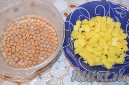 Нут замочить на ночь в большом количестве воды. Порезать картошку кубиком.
