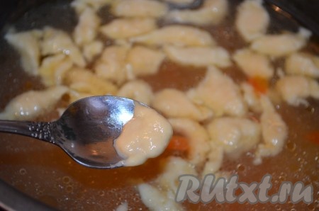 За 3 минуты до окончания режима открыть крышку. Чайную ложку опустить в суп, чтобы она нагрелась и наши будущие клецки не прилипали. Брать примерно по одной четверти чайной ложки теста и отправлять в суп. Закрыть крышку и дать настояться супу из нута и говядины.
