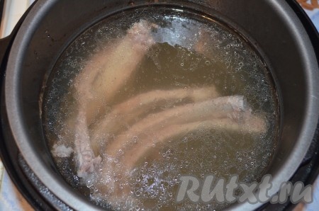 Говядину положить в холодную воду, довести до кипения, снять пену, уменьшить огонь и варить мясо до готовности. Говядину разобрать на волокна.
