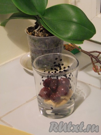 Затем - 1 столовую ложку вишни.
