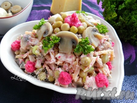 Салат с курицей, маринованными грибами и сыром