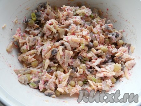 Заправить этим соусом салат из курицы, маринованных грибов и сыра. Посолить и поперчить по вкусу.
