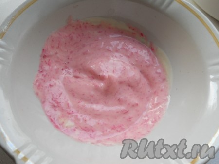 Сметану смешать с майонезом и хреном (хрен добавляйте по вкусу, он бывает разный по остроте).