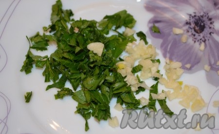 Зелень и чеснок измельчить.