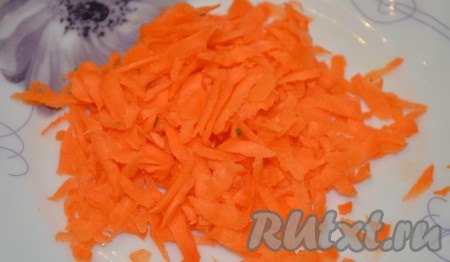 Морковь натереть на крупной терке.