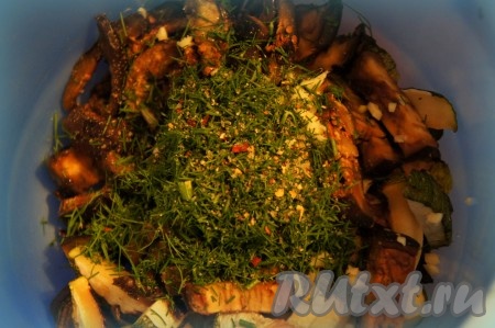 Добавить соль и специи по вкусу.