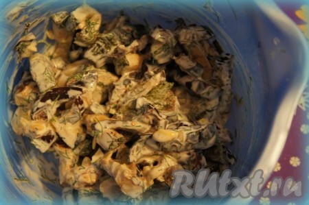 Заправить салат сметаной. Тщательно перемешать.