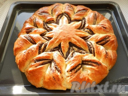 Готовый пирог  аккуратно переложить на решетку и остудить. Пышный, вкусный, сладкий дрожжевой пирог с маком готов.
