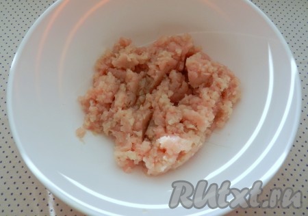 Куриное филе пропустить через мясорубку вместе с луковицей.