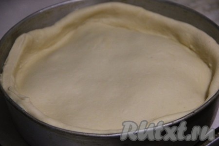 Для приготовления теста в кефир добавить яйца и взбить, следом добавить растительное масло, соль, сахар и соду. Муку просеять и добавить к кефиру. Замесить тесто, оставить отдохнуть его на 1 час. Отдохнувшее тесто раскатать и накрыть им наше мясо, образуя бортики, лишнее тесто обрезать.
