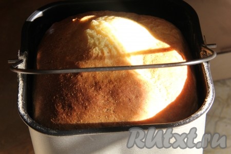 Далее в ведерко отправить вначале кукурузную муку, а затем пшеничную. Дрожжи добавить в последнюю очередь.
