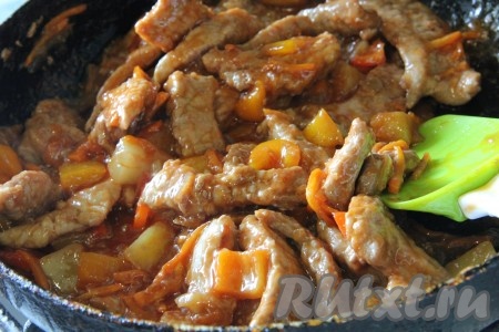 Готовое мясо смешать с овощами и потушить пару минут на сковороде. Для приготовления соуса смешать кетчуп, сахар и уксус, вылить в сковороду к мясу с овощами. Потомить на сковороде 5-10 минут не накрывая крышкой, дать нашему мясу хорошо закарамелизироваться в нашем кисло-сладком соусе.
