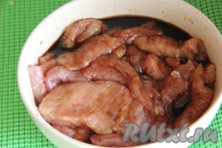Мясо нарезать тонкими пластинами и отбить молотком для мяса. Нарезать на средние кусочки и залить соевым соусом. Оставить на 5-10 минут мариноваться.