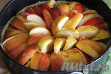 Сок, образовавшийся от яблок, вылить в отдельный стакан (этот сок нам понадобится в дальнейшем). Яблоки выложить веером на тесто.