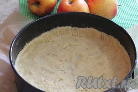 Разъёмную форму (у меня форма диаметром 26 сантиметров) смазать немного маслом, тесто растянуть руками по дну формы и сформировать бортики.