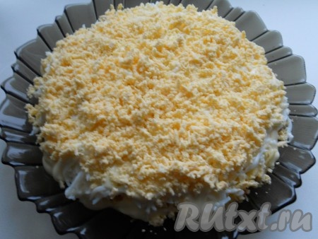 Верхним слоем будут желтки, натёртые на мелкой тёрке. Этот слой салата "Бунито" смазывать майонезом не нужно.