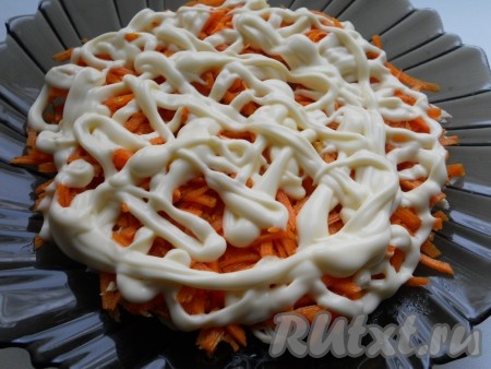 Корейскую морковку разрезать на 2-3 части (полоски моркови не должны быть очень длинными). Разложить равномерно морковь поверх курицы, смазать майонезом.