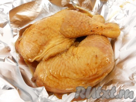 Фольгу сложить в два слоя. Выложить кусочки куриного мяса, залить маринадом, в котором они мариновались.
