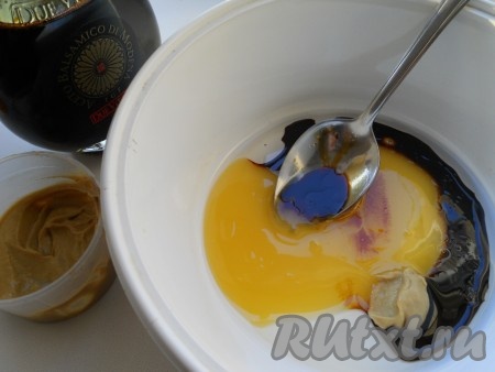 Для приготовления маринада смешать в глубокой посуде до однородного состояния мёд, масло, соевый соус, горчицу. Соль я не добавляю, так как соевый соус достаточно солёный.