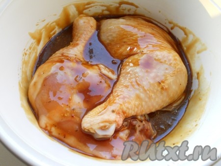 Кусочки курицы посыпать немного специями и поместить в подготовленный маринад из соевого соуса, мёда и горчицы, обмазать мясо со всех сторон и оставить мариноваться на 3-4 часа. За время маринования несколько раз кусочки курицы перевернуть.