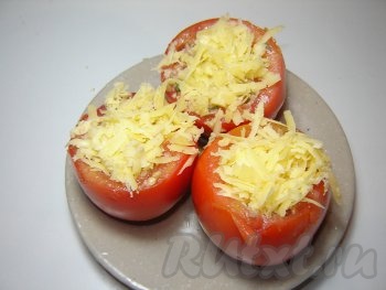 Выкладываем слой тертого сыра