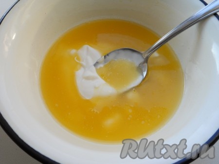 Размягченное масло (можно растопить и остудить) смешать со сметаной.