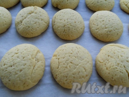 Выпекать в разогретой до 180 градусов духовке 20-30 минут (не передерживать, печенье должно остаться светлым).