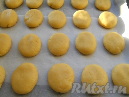 Противень застелить пергаментной бумагой. Выложить шарики теста, придавая им чуть продолговатую форму.