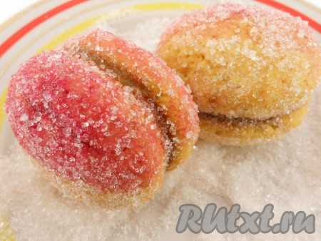 Кисточкой смазать каждое печенье морковным соком. Затем одну сторону печенья смазать соком свеклы. Сразу же обвалять в сахаре.
