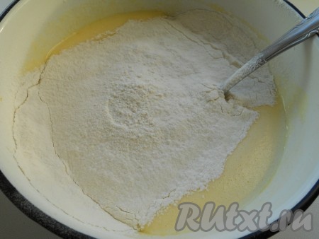 Соединить обе смеси, перемешать и всыпать просеянную муку вместе с разрыхлителем.