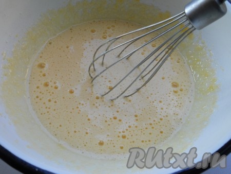 Взбить яйца с сахаром хорошо венчиком.