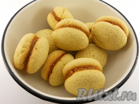 Соединить два&nbsp; печенья, чуть придавливая.
