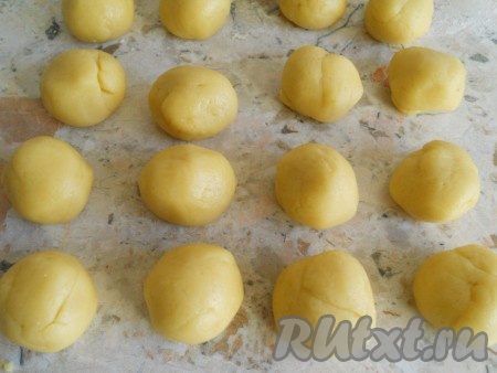 Разделить тесто на 20 частей, каждую - скатать в шарик.