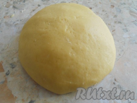 Замесить мягкое и эластичное тесто.