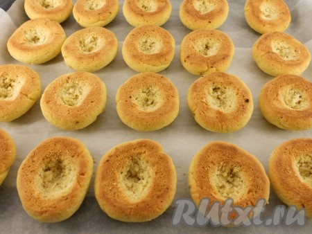 Печенью дать немного остыть и еще в теплом - сделать с нижней стороны выемки для начинки.