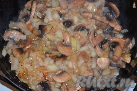 Обжарить порезанный кубиком лук до золотистого цвета, добавить грибы и потушить 5 минут.

