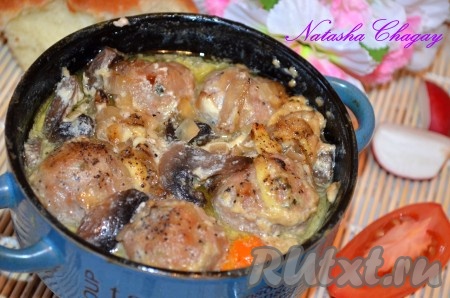 Накрыть крышечками и поставить горшочки с фрикадельками и овощами в духовку на 40 минут при температуре 180 градусов. За 10 минут до готовности можно открыть крышки, чтобы блюдо сверху подрумянилось. Фрикадельки и овощи, приготовленные в горшочках, получаются очень вкусными и сытными.