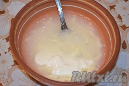 В миску влить кипяток и натереть туда сыр. Добавить сметану, посолить, поперчить, размешать. 
