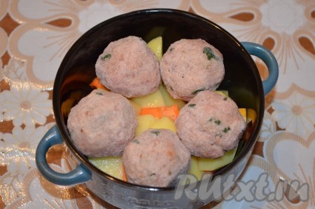 Сверху выложить фрикадельки.